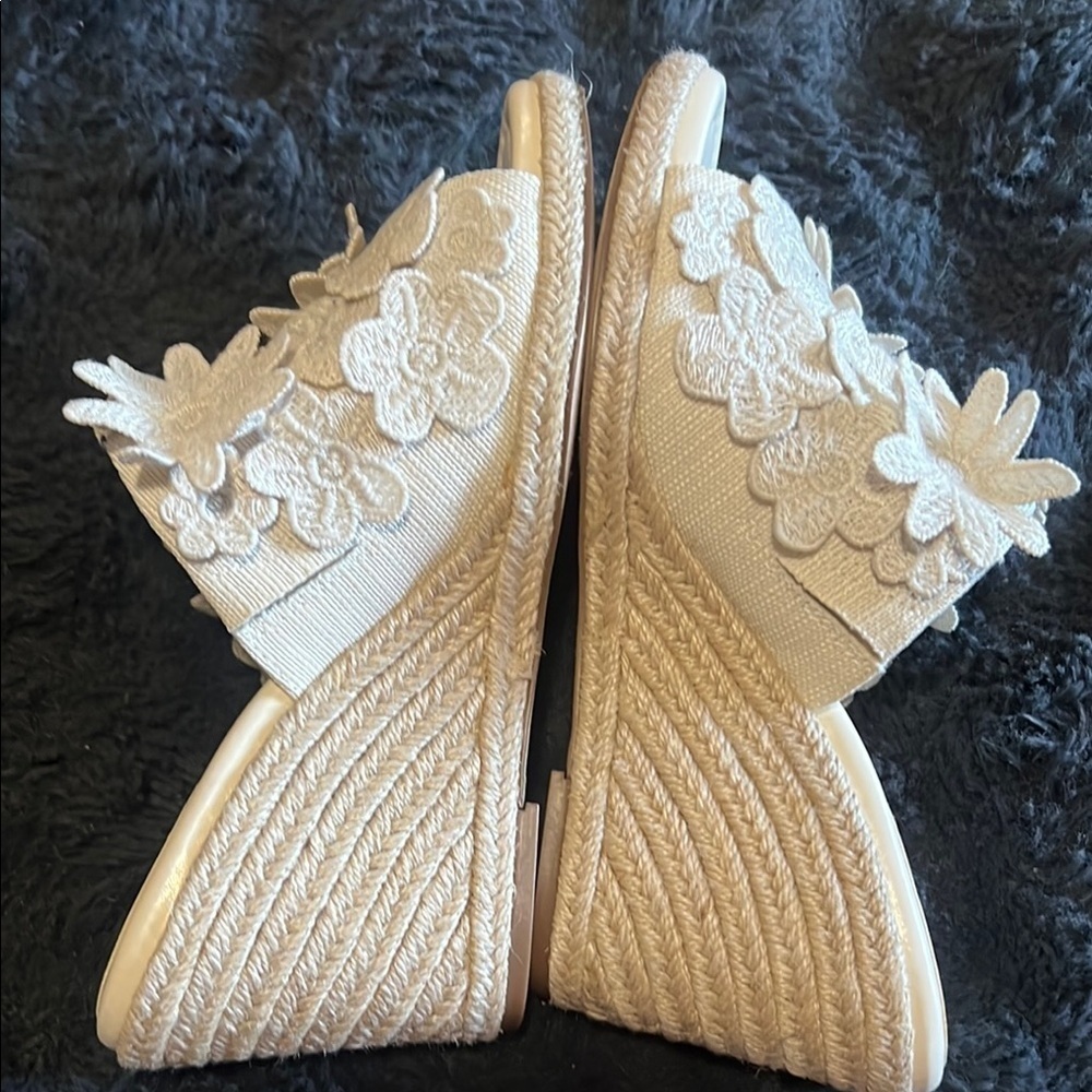 Vince Camuto x Laura Beverlin Daisy Wedge Mule Cream 9 - Picture 4 of 6